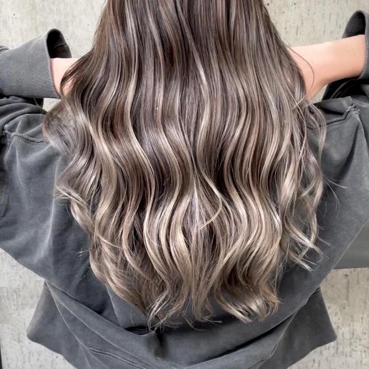 バレイヤージュって ハイライトと何が違うの 種類豊富なデザインを色別にご紹介 Minimo Room