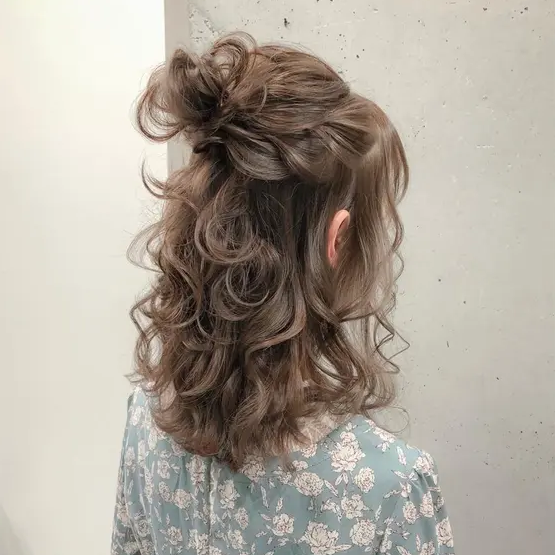 流行りのハーフアップで垢抜け 袴や結婚式にもぴったりのヘアセット特集 Minimo Room