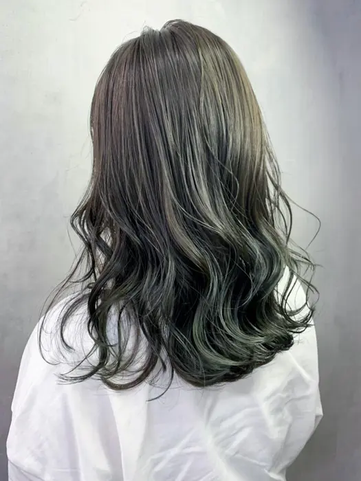 【髪色図鑑】カーキアッシュってどんな髪色？厳選ヘアカタログ28選を紹介 - minimo room